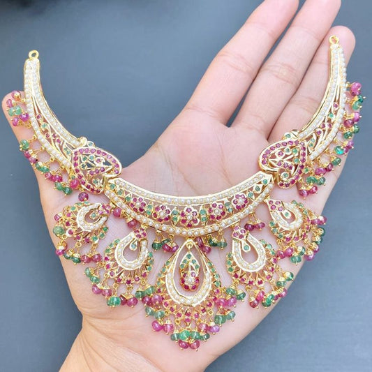 Beautiful Necklace With Bling Look